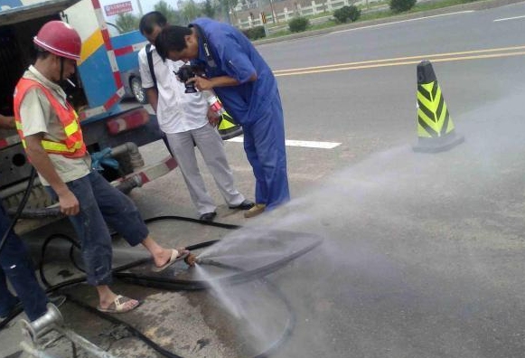 江蘇管道疏通-自來(lái)水管道又漏水了？找到根本原因 跟管道漏水說(shuō)拜拜！